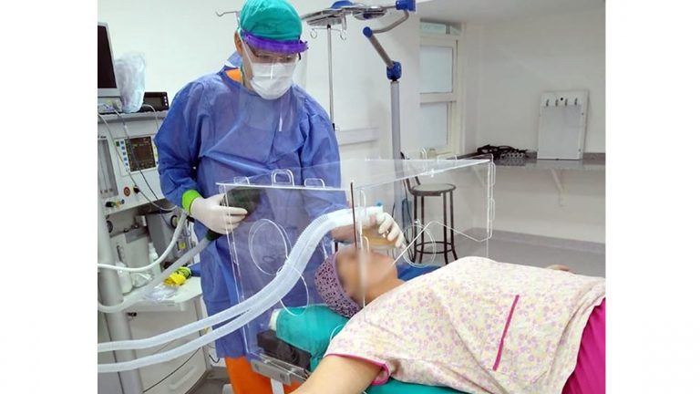 Docentes y graduados de Diseño Industrial del CRES desarrollaron y donaron cabinas de aislamiento al Hospital