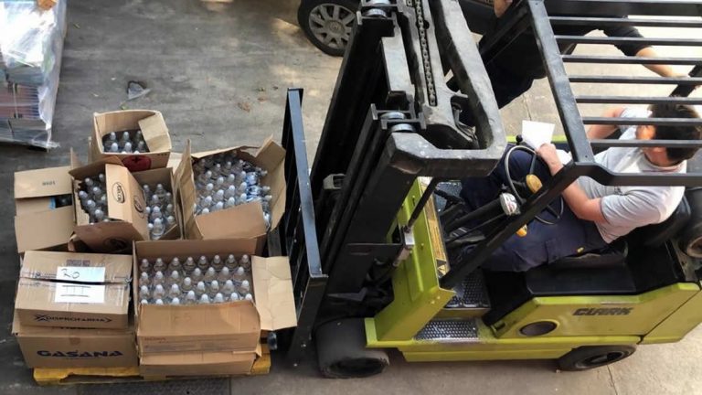 Escuelas cordobesas ya procesaron 40 mil litros de alcohol