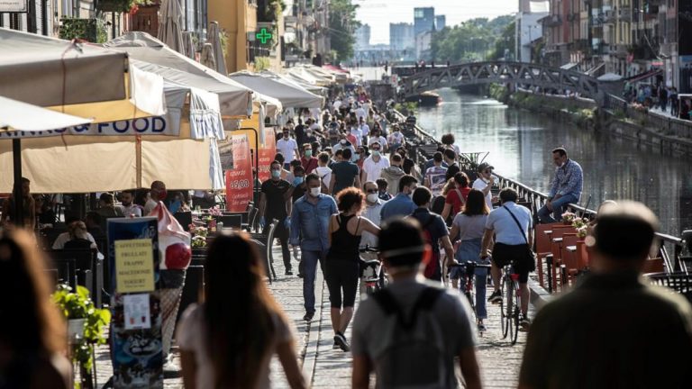 Fiesta y descontrol en Italia por la reapertura de los bares y las playas