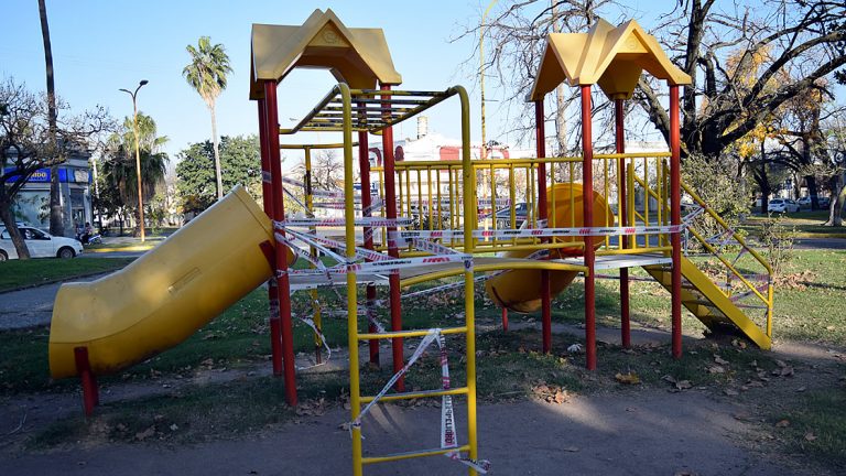 El municipio clausuró los juegos infantiles e implementos deportivos en plazas y espacios verdes