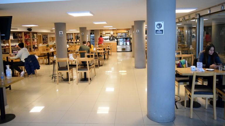 Pase sanitario: la exigencia en bares y gimnasios apunta a los 290 mil jóvenes no vacunados en Córdoba