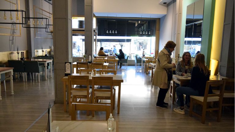 ¿En qué horario pueden abrir los bares y restaurantes?