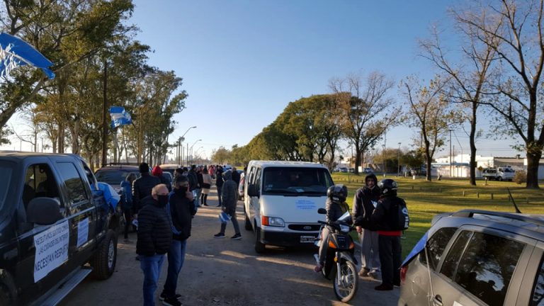 Los gastronómicos y gimnasios se expresaron en una caravana