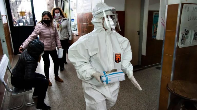 Coronavirus: Confirman 44 muertos y 2590 contagios en el día
