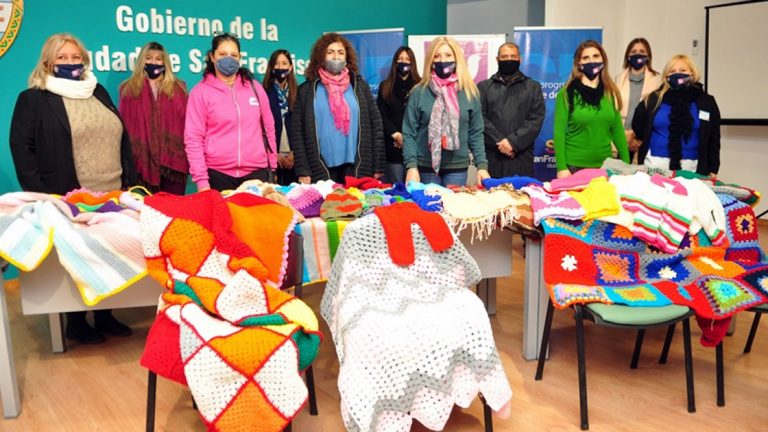 El Consejo Municipal de la Mujer hizo entrega de elementos de abrigo a Grávida