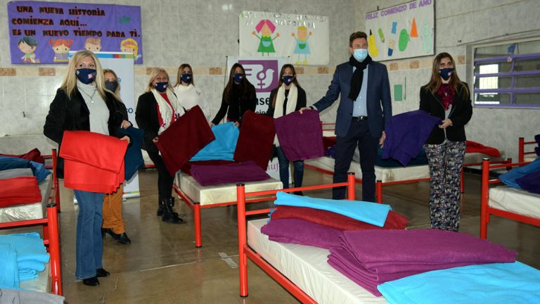 El municipio entregó frazadas polares al Centro de Aislamiento Maestro Aguirre