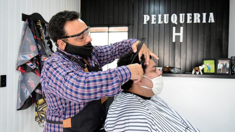 Peluquería y Barbería H, entre pandemia y tijeras