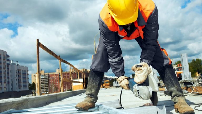 La actividad de la construcción se derrumbó casi en un 50% en un año