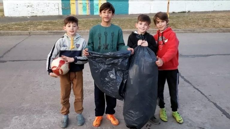 Arroyito: “queremos que esté limpia la plaza para cuando vengamos a jugar mañana”