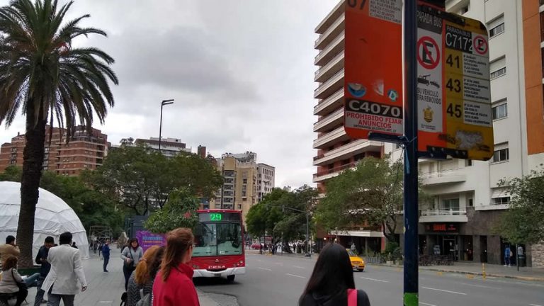 Llaryora acordó con la UTA y el jueves vuelve el transporte urbano