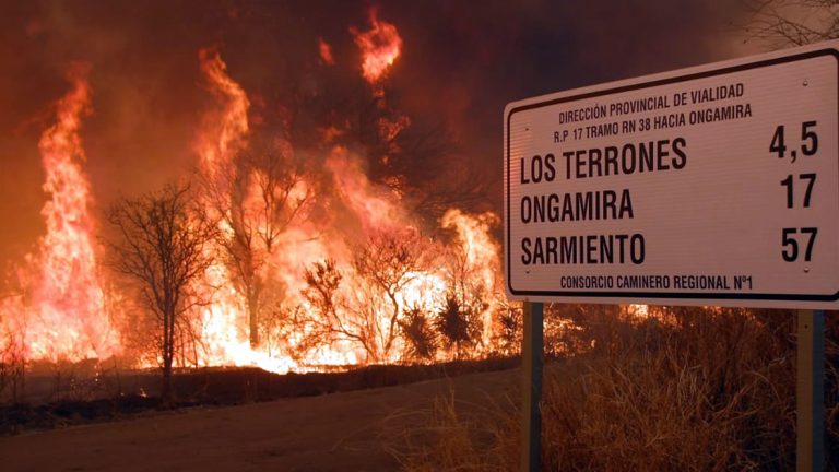 El fuego “está descontrolado” y las llamas avanzan hacia Capilla del Monte