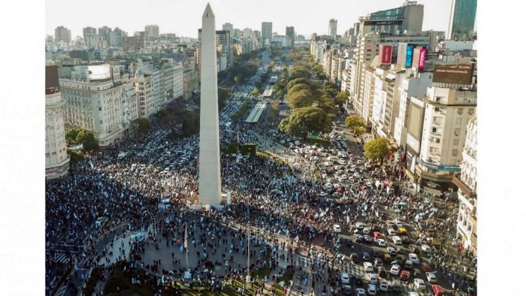 Multitudinaria marcha en contra del Gobierno