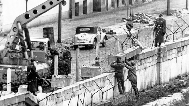 Horrores, secretos y muertes bajo el Muro de Berlín, a 59 años de su creación