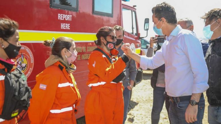 Calvo estuvo en el centro de seguimiento de incendios en La Cumbre