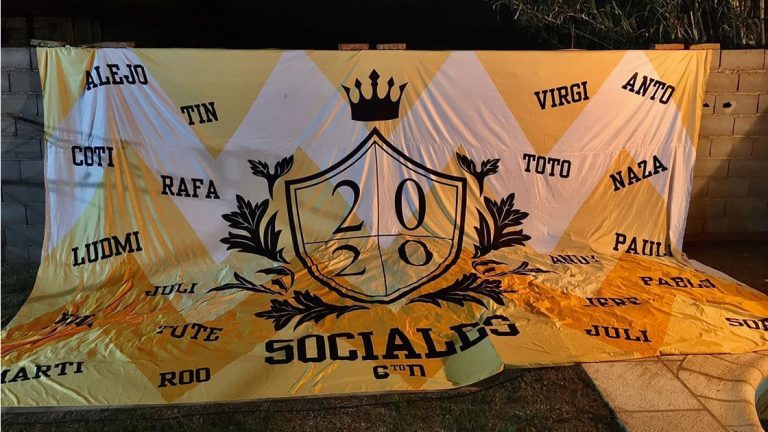 Estudiantina: Se eligió bandera, campera y buzo de la Promo 2020