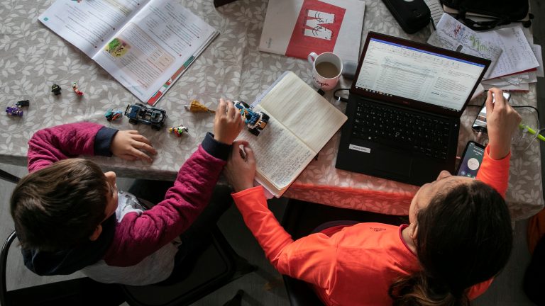 Luz amarilla intermitente: Trabajo y pandemia con perspectiva de género