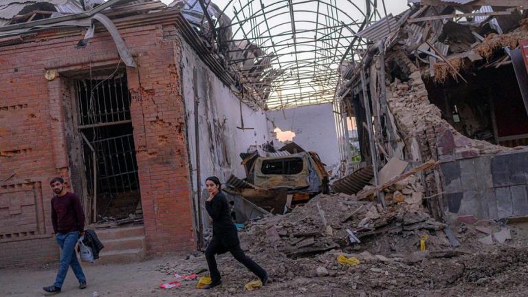 Azerbaiyán y Armenia acordaron en Moscú un alto el fuego humanitario