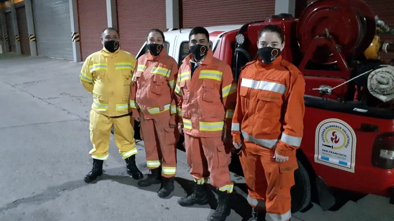 Una segunda dotación partió a la madrugada para seguir combatiendo los incendios de las sierras