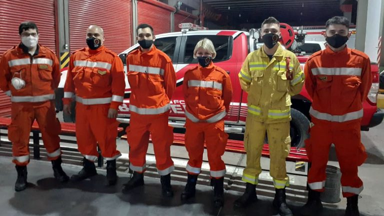 Bomberos de la ciudad combaten el fuego en las sierras