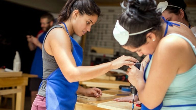 Mujeres con oficio realiza una capacitación sobre carpintería