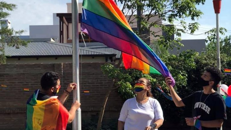Brinkmann: Izaron la Bandera de la Diversidad Sexual