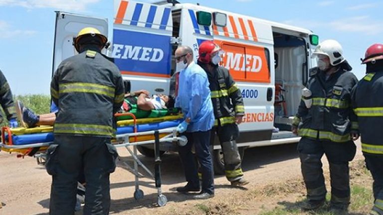 Bomberos rescató a una persona atrapada en una camioneta