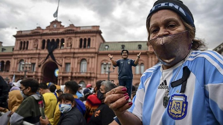 Tristeza y dolor en el último adiós a Diego Maradona