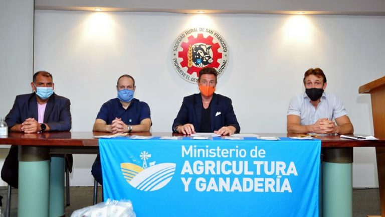 Cosechando para mi familia – La Huerta en tu Hogar: García Aresca recibió los 1700 kits para los inscriptos en el programa provincial