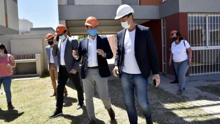 Gill anunció la ampliación de la red de agua para barrio Procrear y la pavimentación de dos avenidas