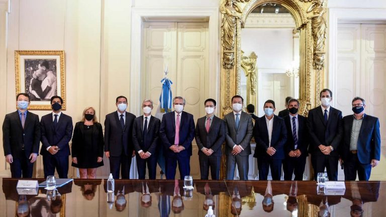 El Presidente firmó acuerdos con China por US$4.695 millones para obras ferroviarias