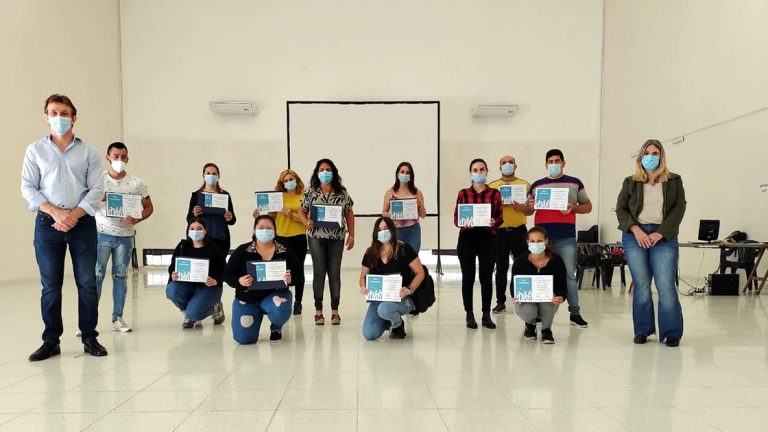 Los legisladores Alejandra Piasco y Ramon GIraldi hicieron entrega de reconocimientos a voluntarios