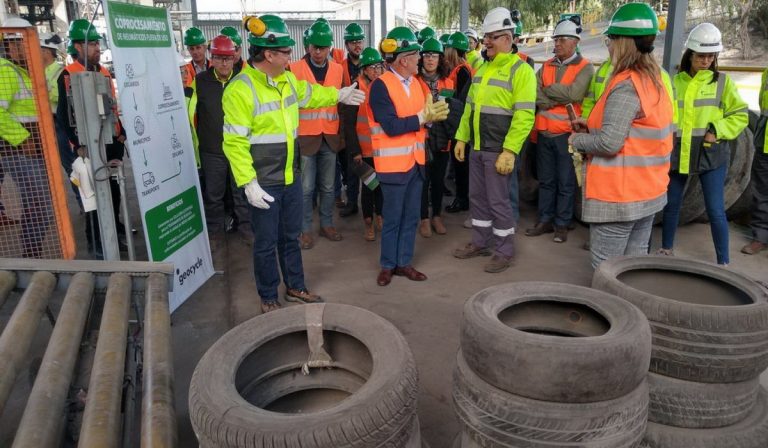 El municipio firmó importante convenio de cooperación para reutilizar neumáticos en desuso