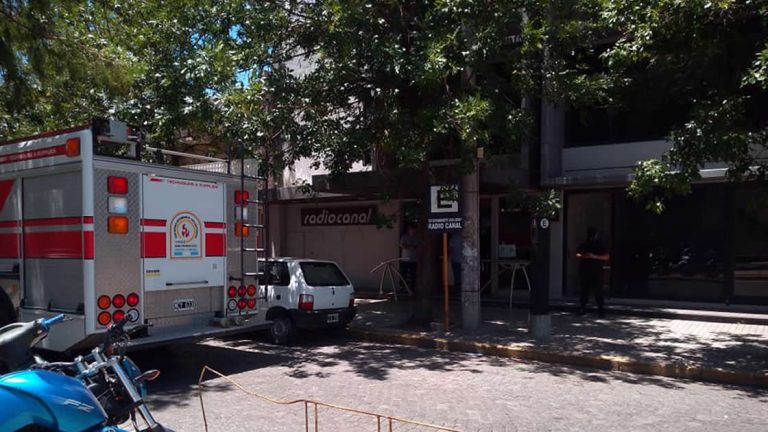 Bomberos rescató a un trabajador traes caer de un techo