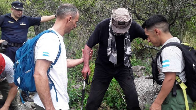 Bomberos rescataron al montañista perdido en la zona del Cerro Negro