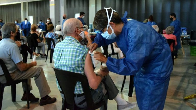 Este martes vacunarán a mayores de 25 años