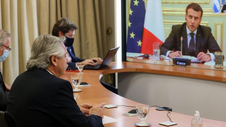 El Presidente dialogó con su par de Francia, Emmanuel Macron, y coincidieron en declarar la vacuna contra el COVID-19 como un bien universal