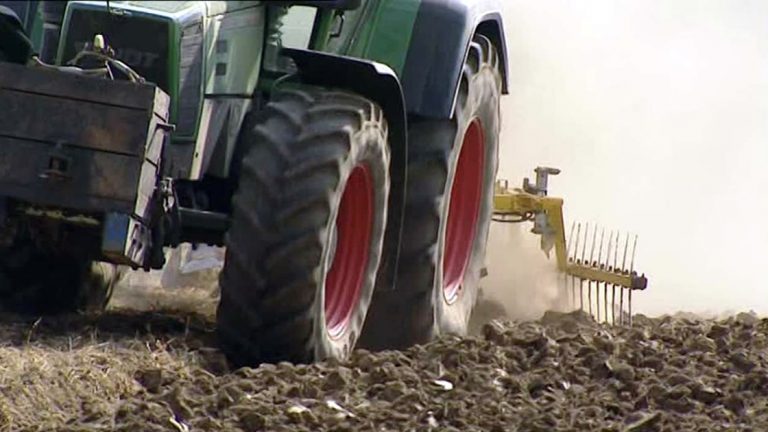 Colonia Prosperidad: Sigue crítica la situación de salud del joven embestido por un tractor