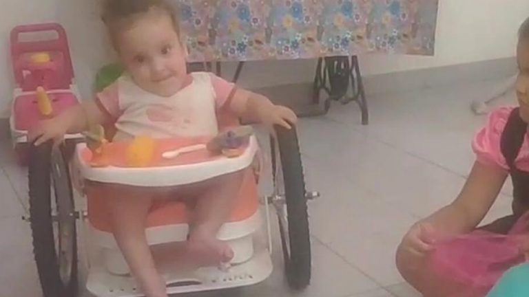 Graduado del CRES adaptó una sillita para una niña con discapacidad