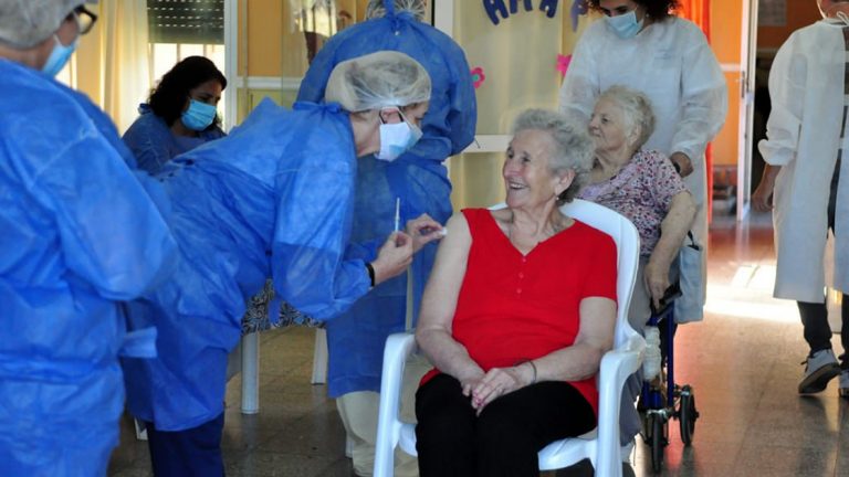 Se comenzó a vacunar contra el Covid-19 en los geriátricos de la ciudad