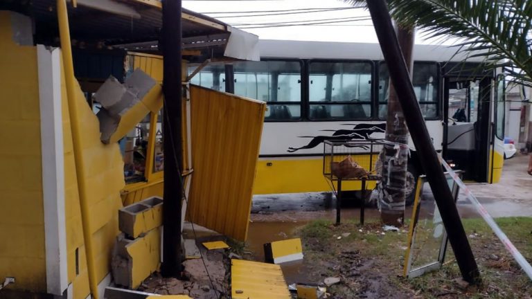 Colectivo urbano impactó contra un kiosco