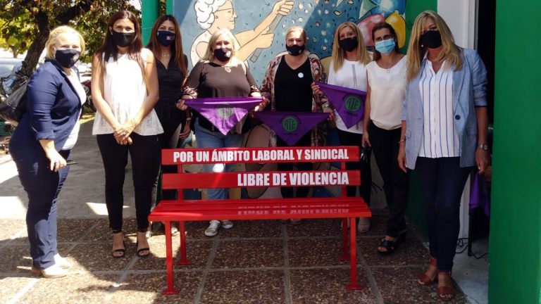 ATE inauguró su banco rojo en la semana de la mujer