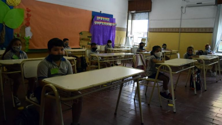 Clases presenciales: los niños deben usar un barbijo acorde con su edad