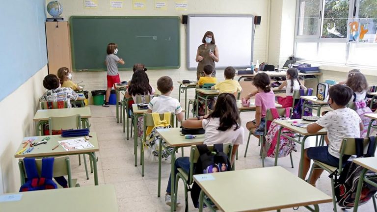 El Gobierno analizará intensificar la presencialidad en las clases escolares de todo el país