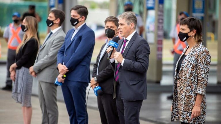 YPF anunció descuentos para los maestros en la carga de combustibles
