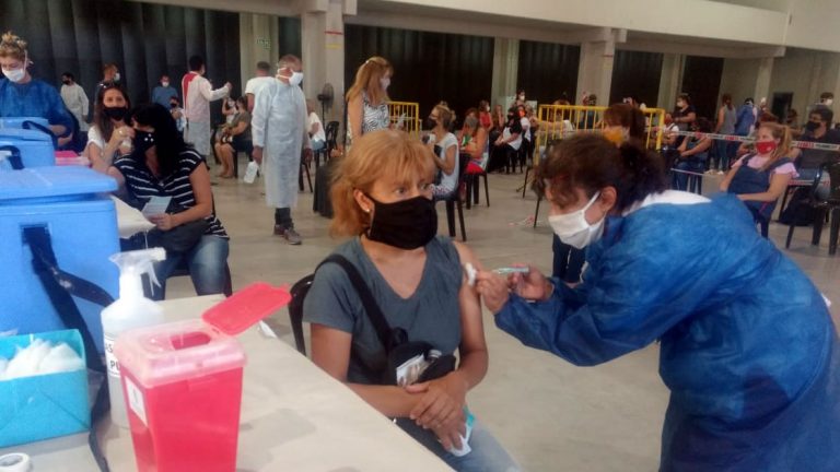 Covid: Córdoba asegura que no se guardan vacunas ni se demora la distribución