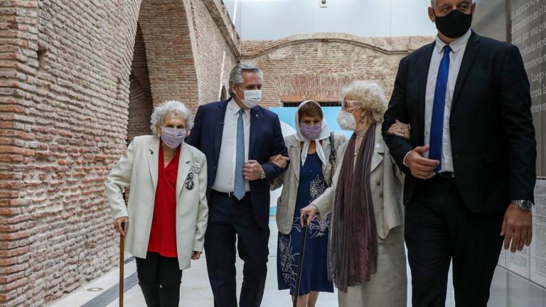 Alberto Fernández: “Las Madres y las Abuelas son un modelo de conducta, de lucha y de compromiso para cada argentino y argentina”