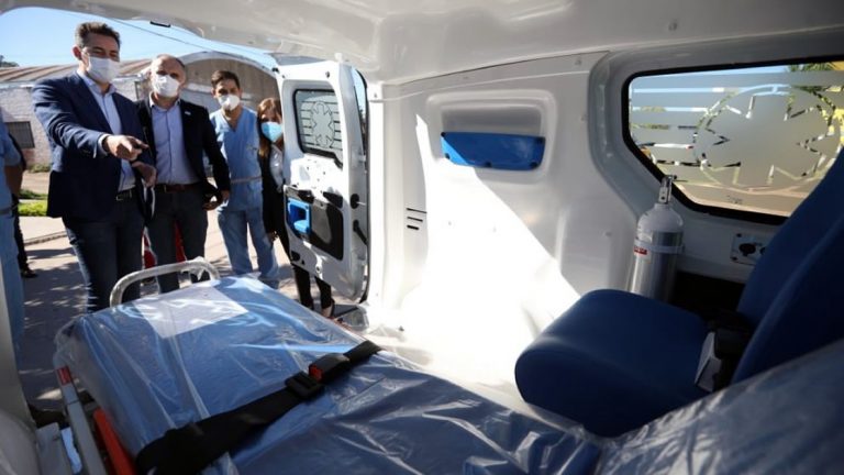 Las Varillas: Calvo entregó una unidad de traslado de pacientes y equipamiento sanitario