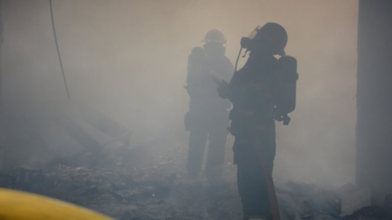 Voraz incendio en un taller de motos