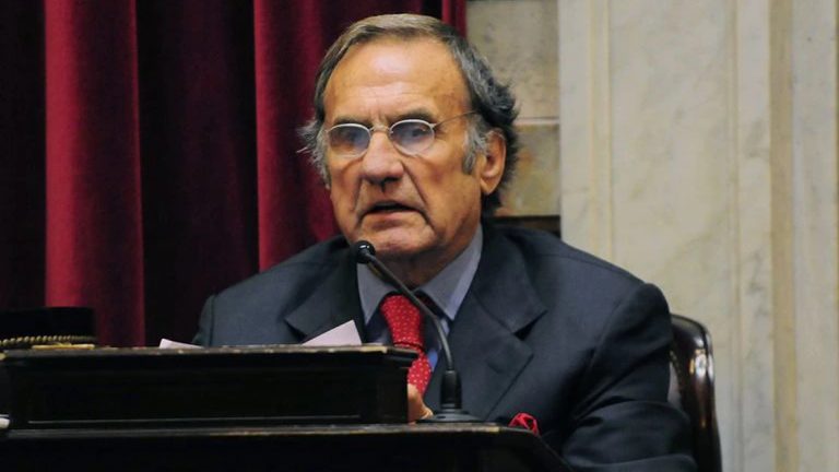 Trasladaron a Reutemann a Rosario por un cuadro complejo de salud