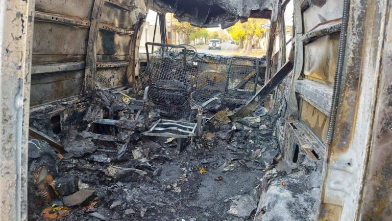 El fuego consumió una ambulancia municipal